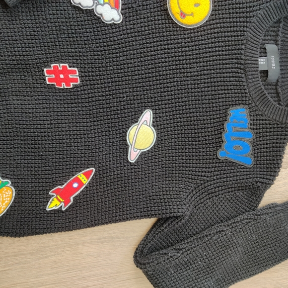 🔥4/$20 Forever 21 Black Graphic Embroidered Patch Sweater - Picture 8 of 8